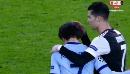 O cumprimento de Ronaldo e João Félix no final do jogo que acabou com a vitória da Juventus | Vídeo