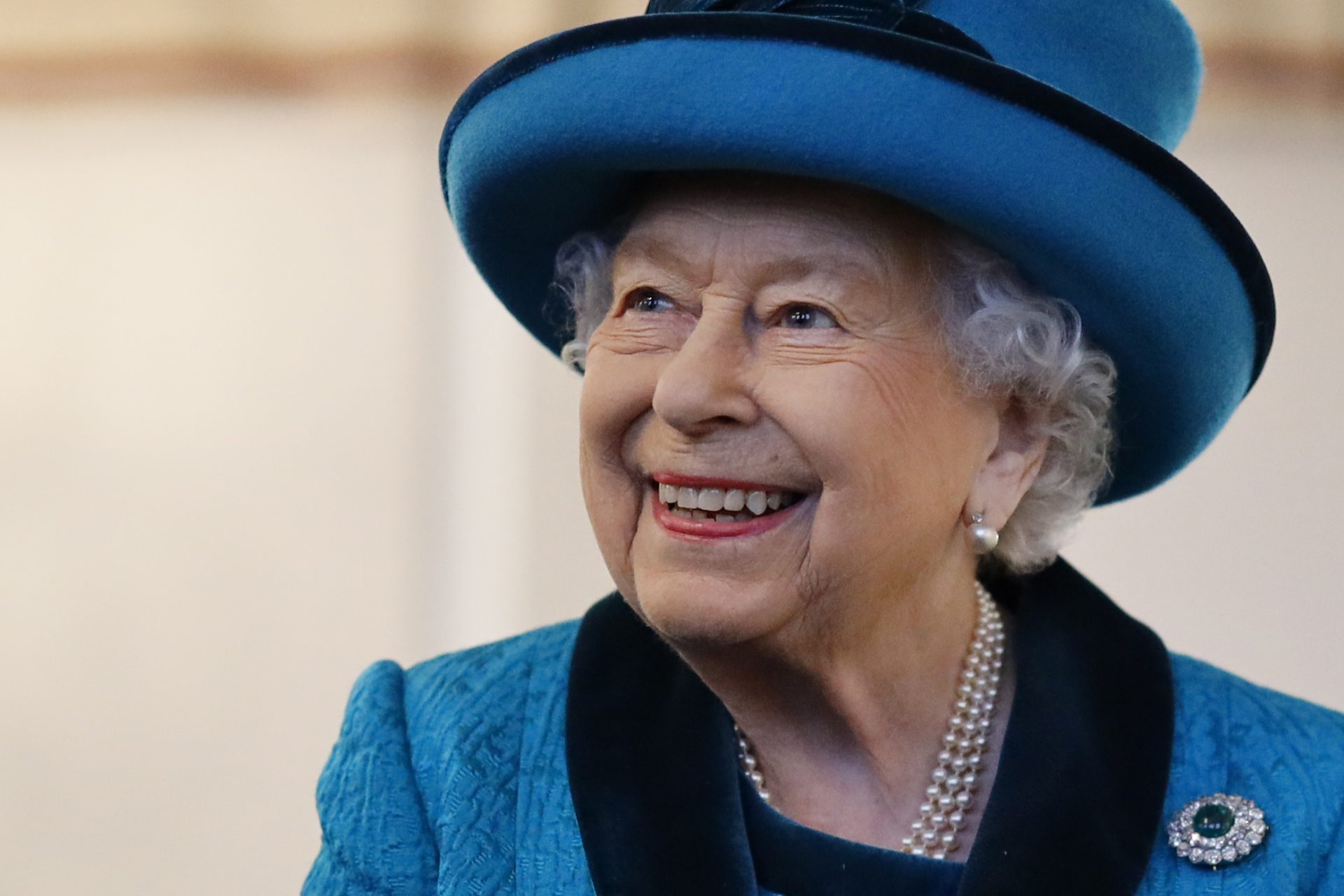 Isabel II faz planos para abdicar do trono a favor do príncipe Carlos