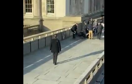 Vídeo mostra homem a fugir com faca de atacante na Ponte de Londres e suspeito a ser abatido pela polícia