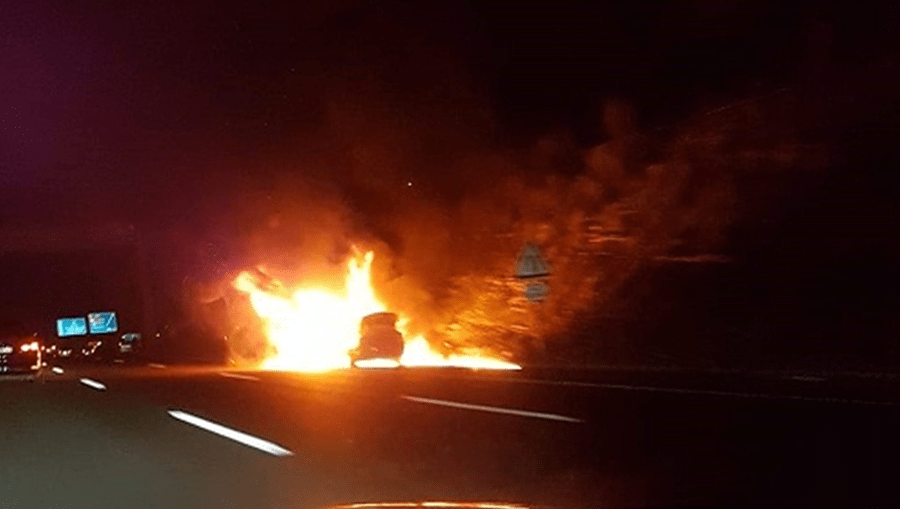 Carro incendeia-se na A8 em Loures