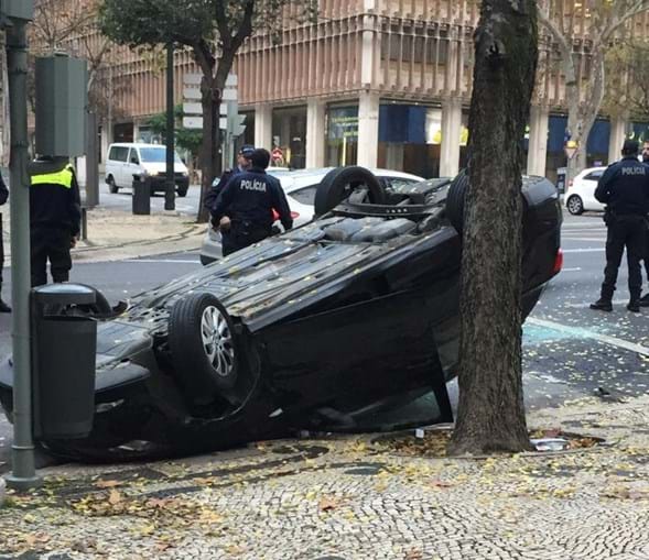 Acidente na Avenida da Liberdade em Lisboa faz um ferido