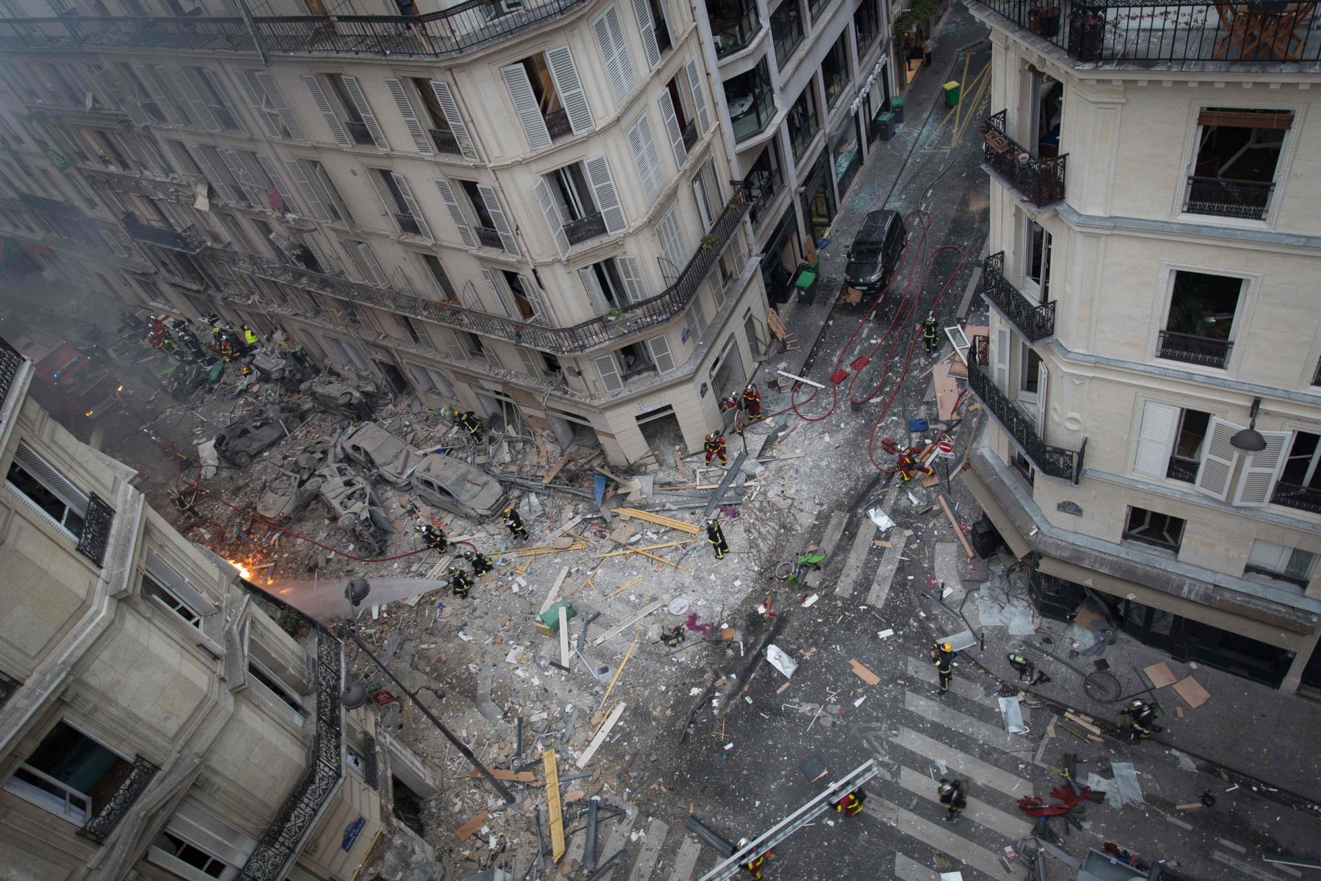 Corpo encontrado nos escombros sobe número de vítimas mortais em explosão de padaria em Paris