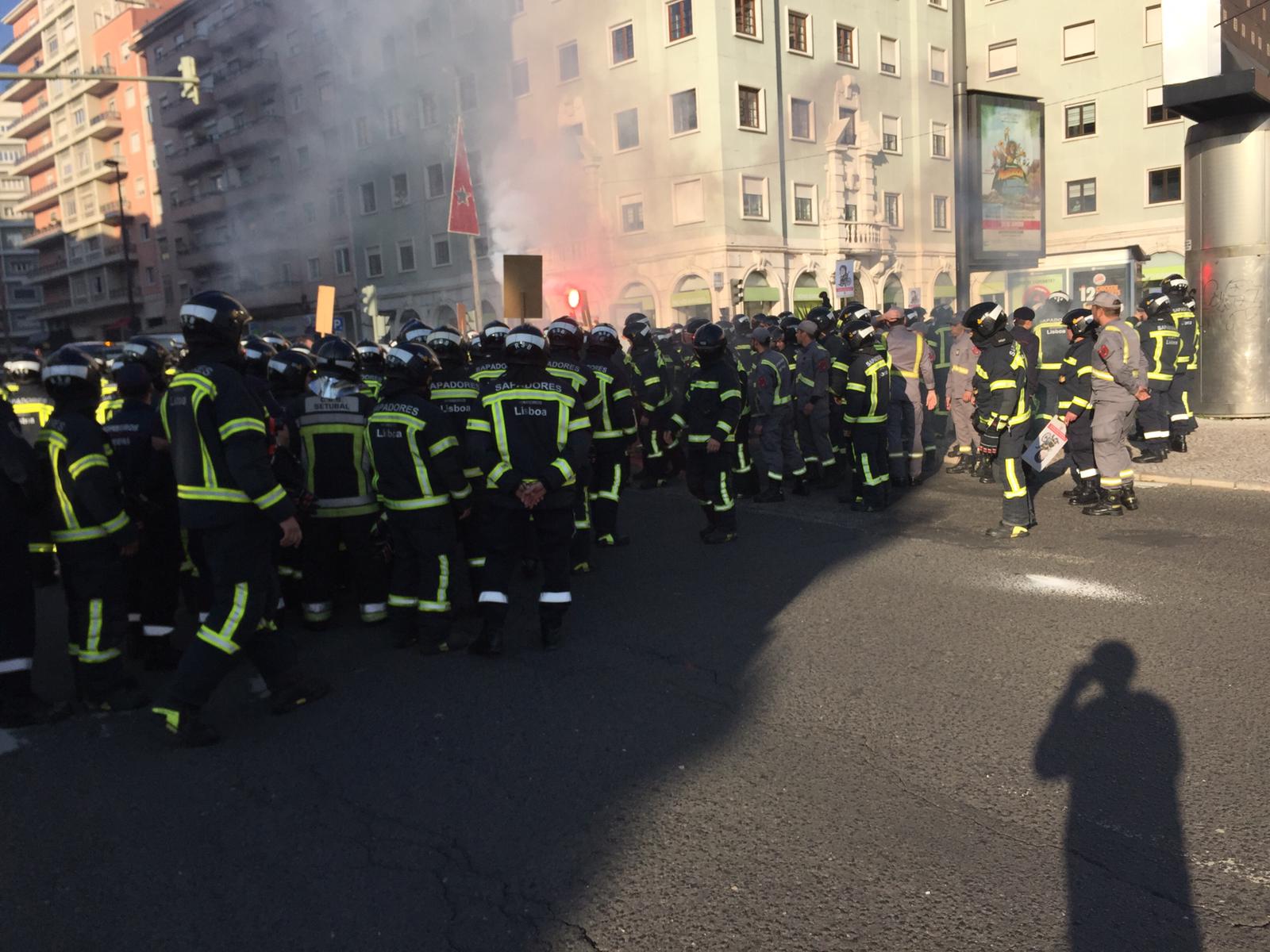 Bombeiros sapadores em protesto tentam forçar entrada no Ministério do Trabalho | Vídeo