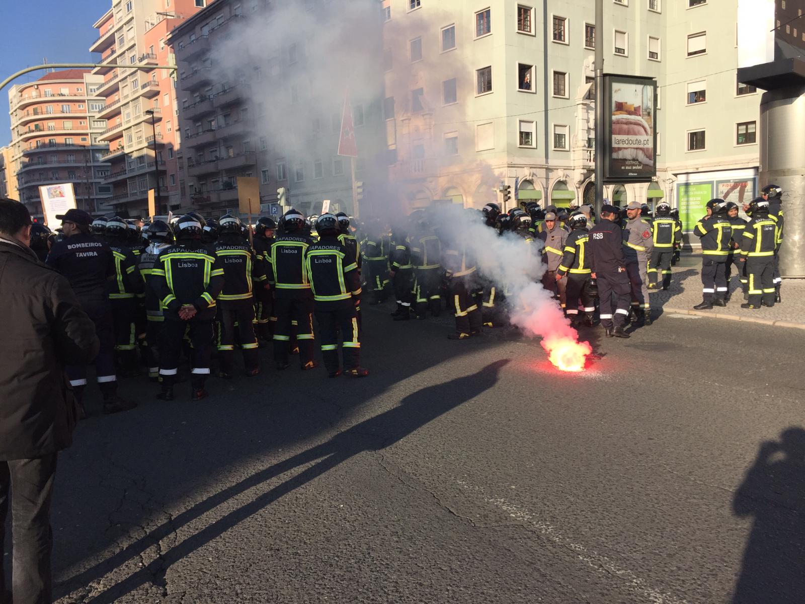 Bombeiros tentam forçar entrada no Ministério do Trabalho | VÍDEO