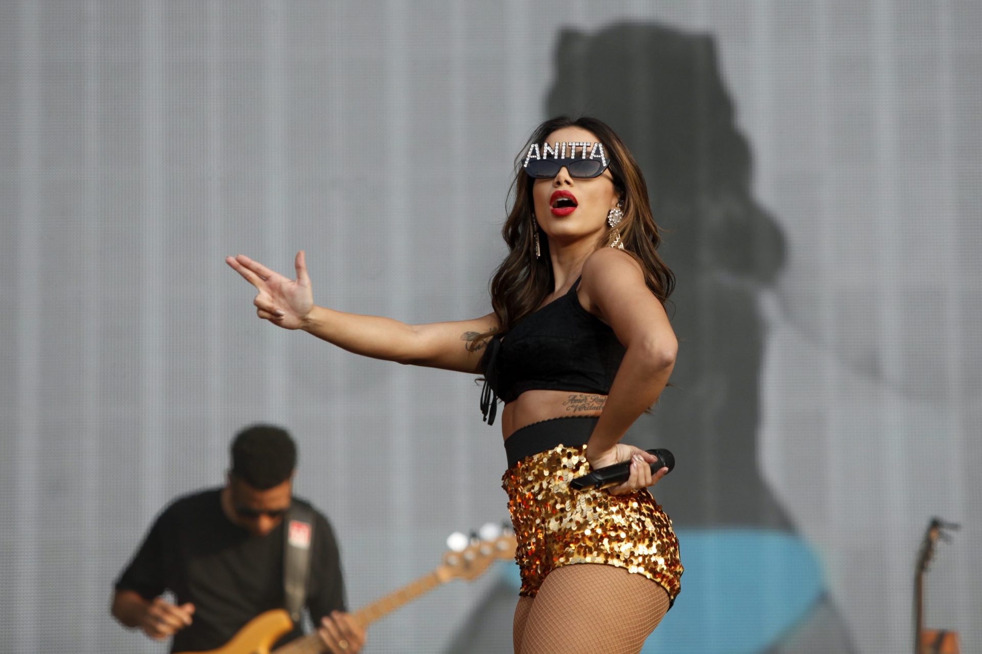 Estrutura de palco onde Anitta atuava no Brasil cai durante concerto