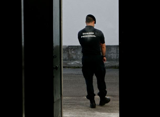Guardas prisionais detidos por suspeitas de tráfico de droga