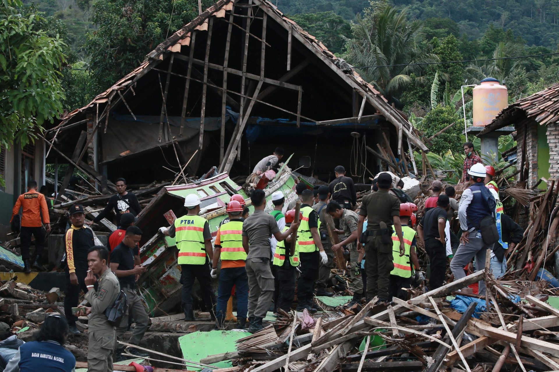 Nove pessoas morreram depois de um deslizamento de terra na Indonésia