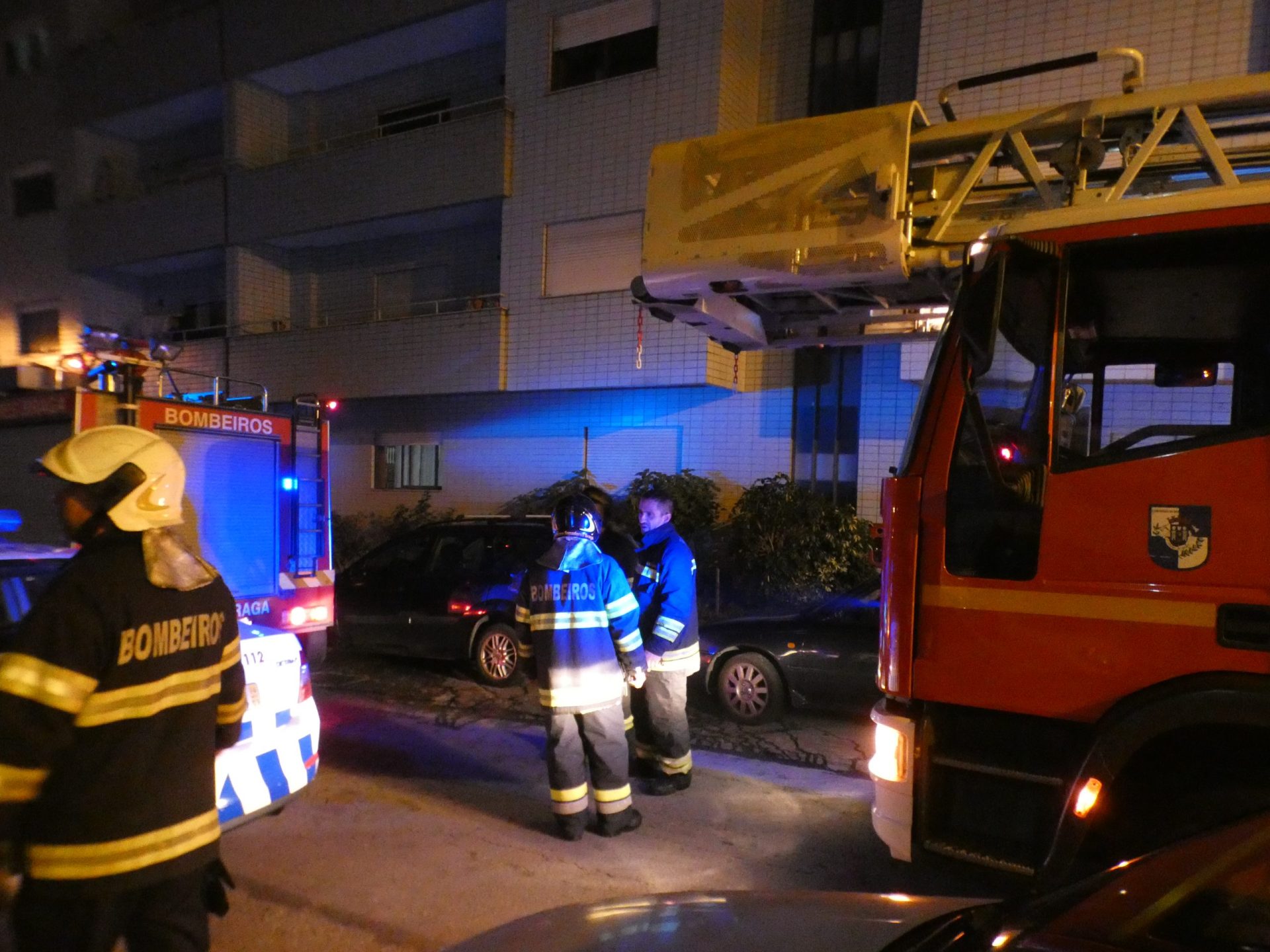 Chaminé clandestina provoca incêndio em prédio de Braga
