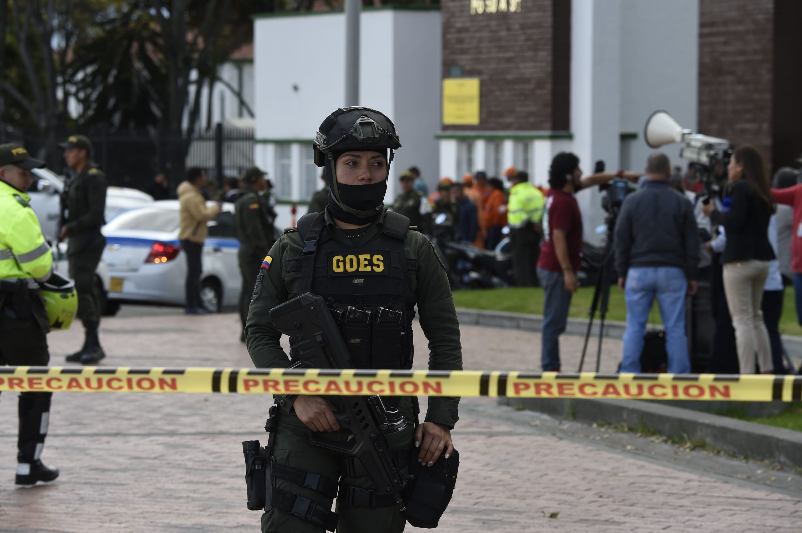 Carro explode dentro da escola da polícia na Colômbia e faz vários mortos