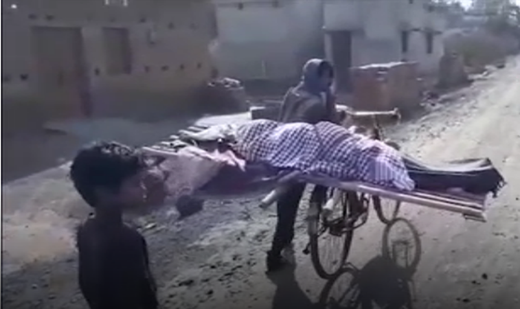 Jovem carregou o corpo da mãe numa bicicleta para a poder enterrar depois de se recusarem a ajudar | Vídeo