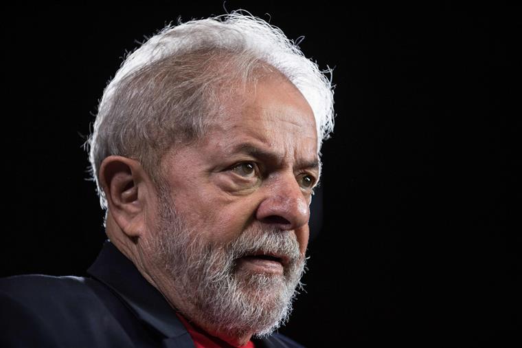 Advogados de Lula da Silva pedem a sua libertação imediata
