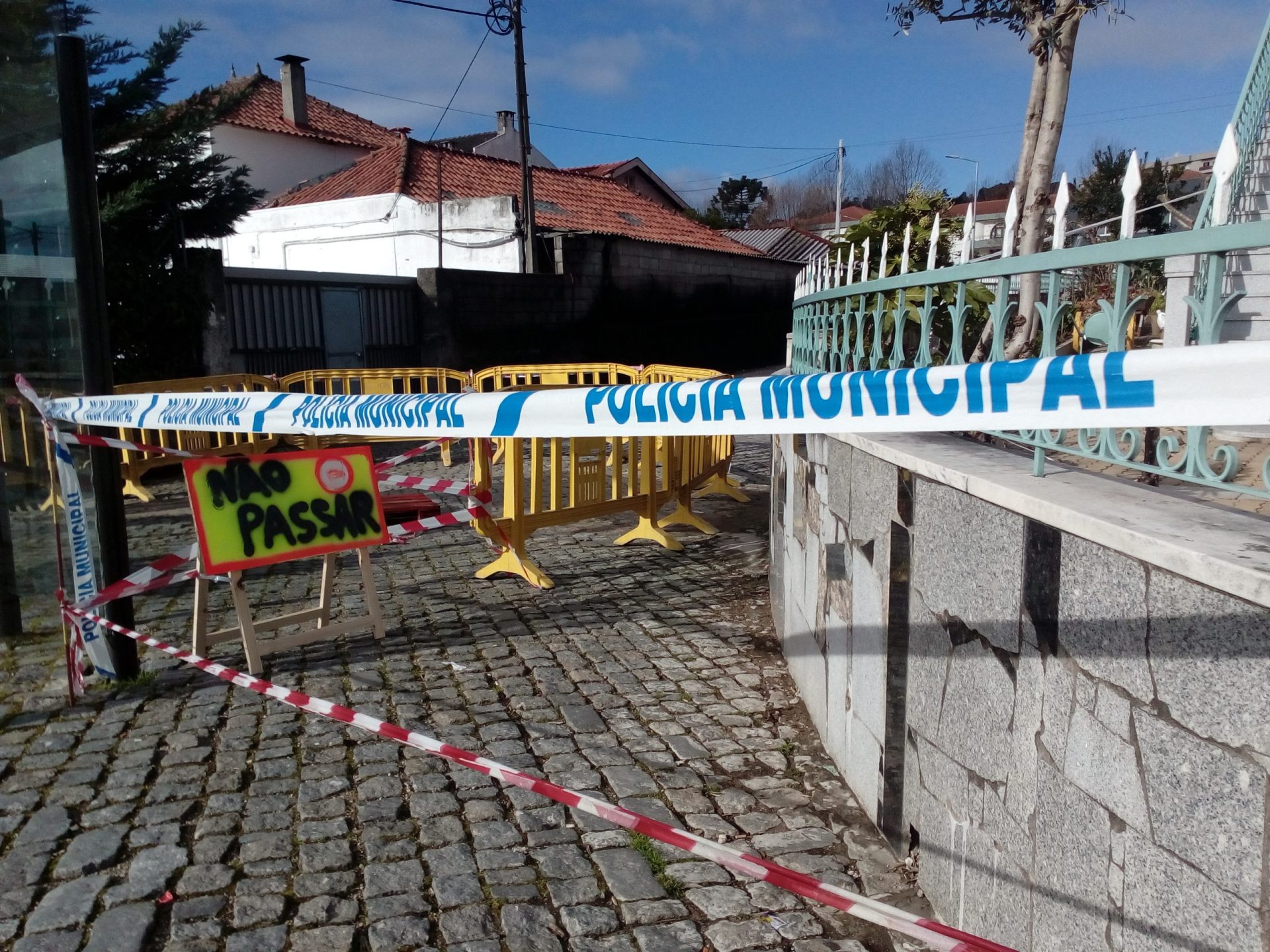 Cratera de 50 metros fecha rua em Braga