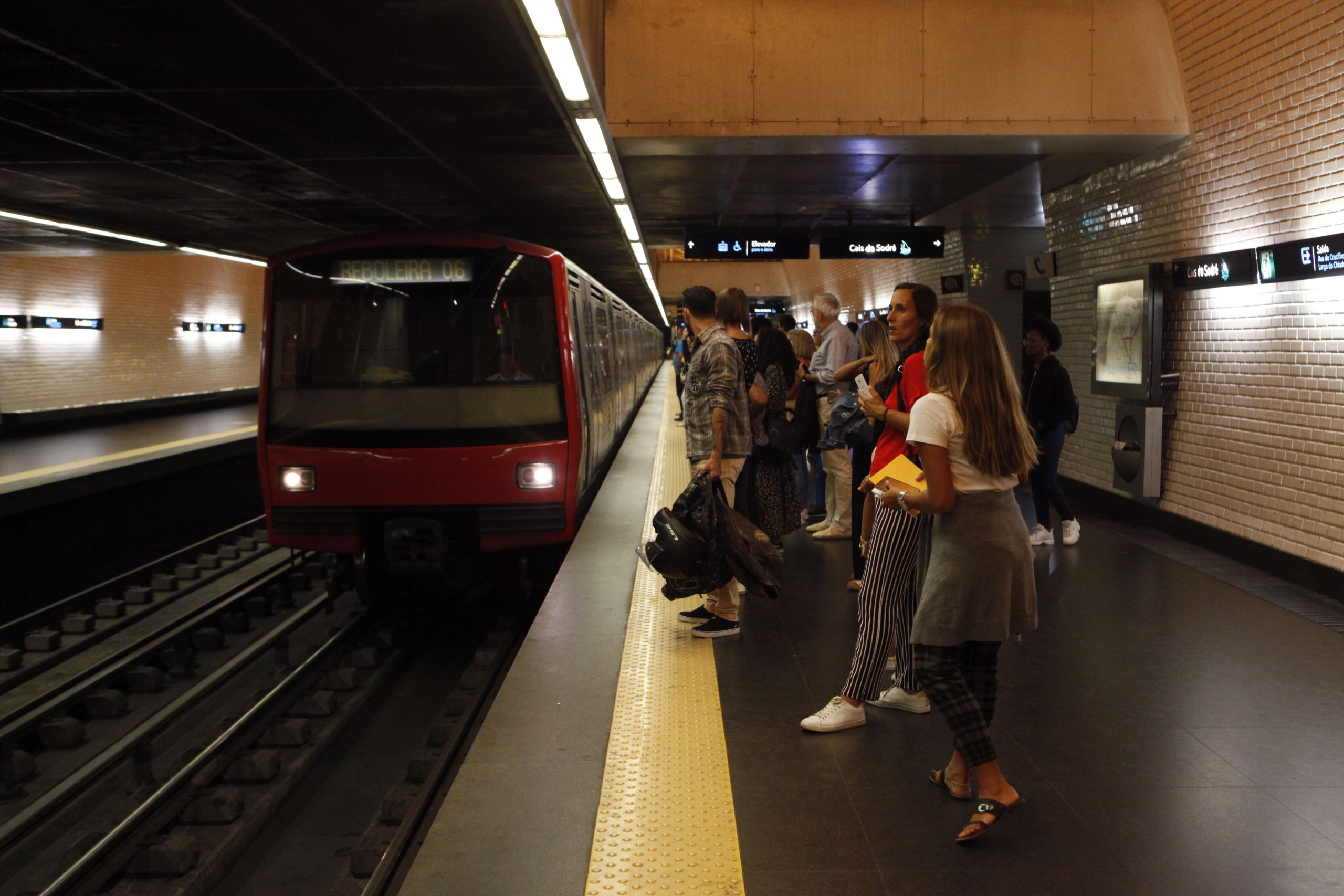 Incêndio no metro de Lisboa interrompe circulação na Linha Azul
