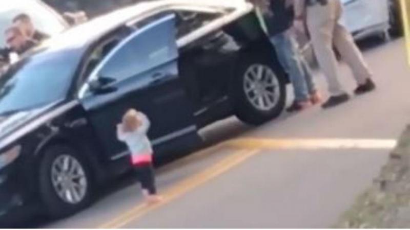 Depois de ver o pai ser detido pela polícia, bebé surpreende ao sair de veículo de braços no ar | Vídeo