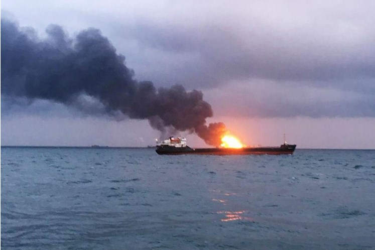 Incêndio em navios de carga faz pelo menos dez mortos na Crimeia