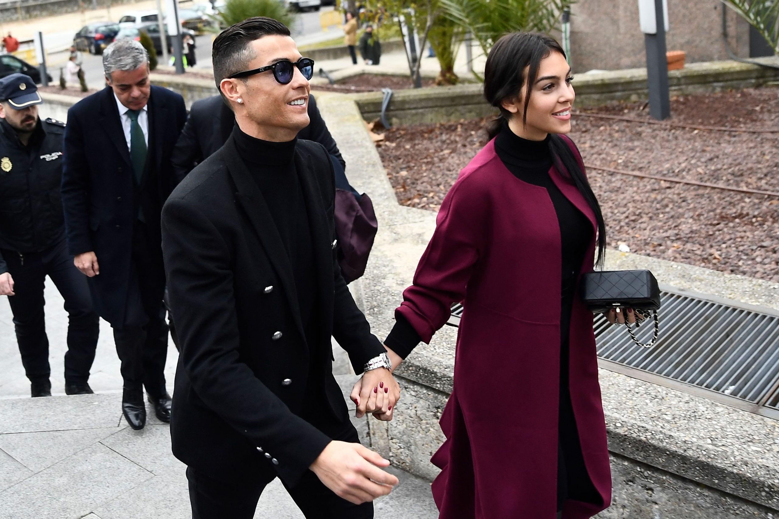 Cristiano Ronaldo chegou ao tribunal de mão dada com Georgina e sorriso nos lábios