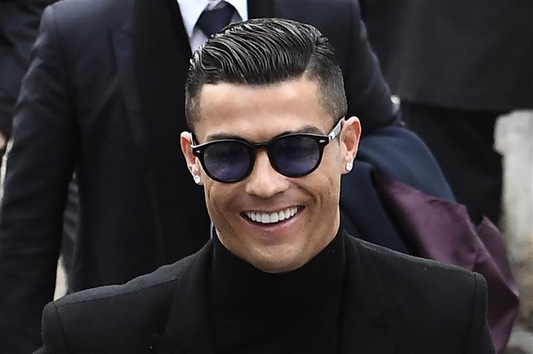 Depois de se declarar culpado de fraude fiscal, Ronaldo pode agora perder condecorações da República