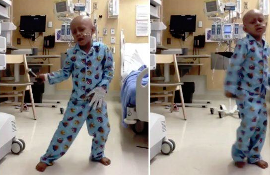 Criança de cinco anos dança ao som de ‘Billie Jean’ depois de fazer último tratamento de quimioterapia