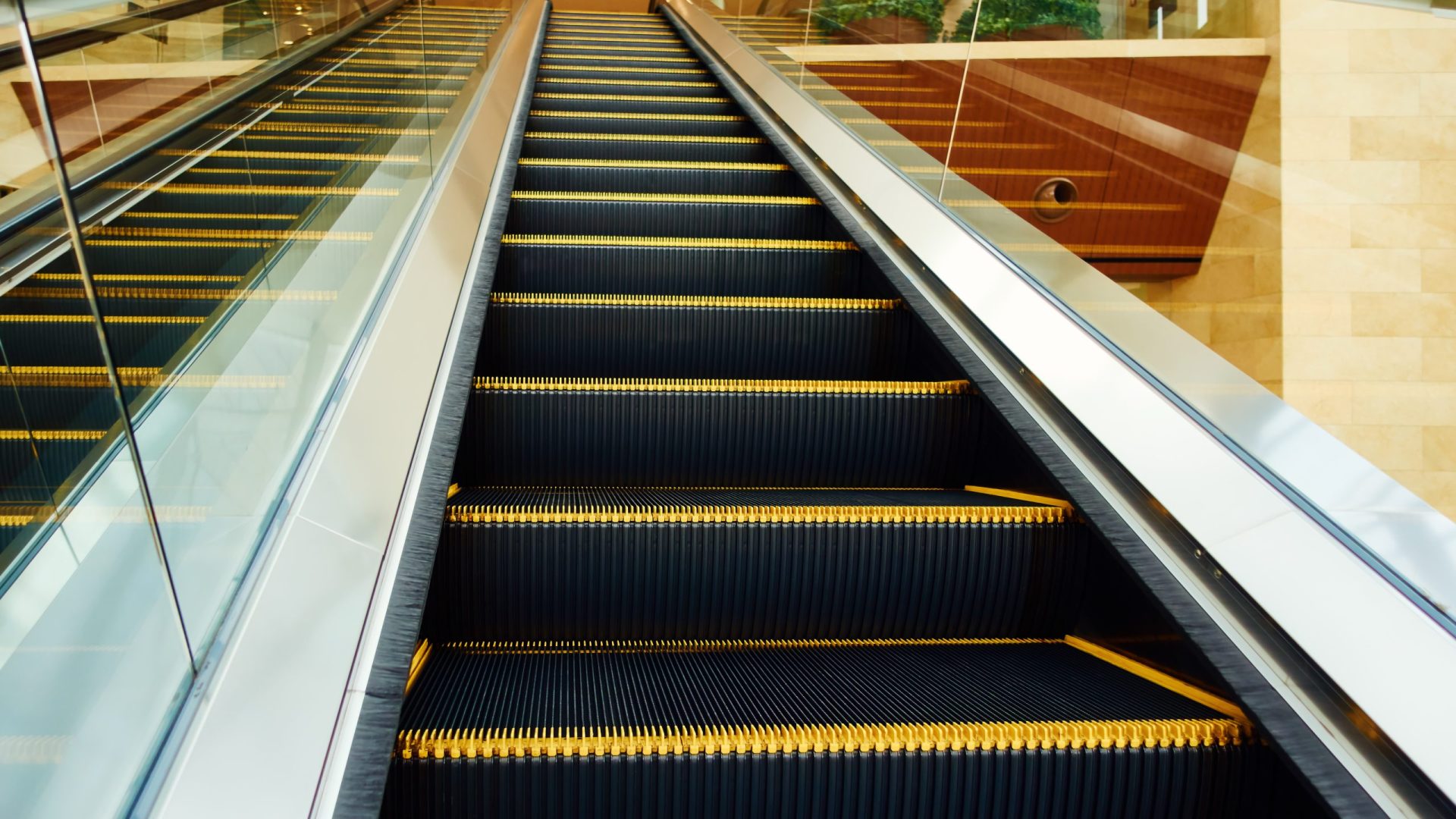 Bebé de nove meses cai de escadas rolantes de centro comercial | VÍDEO