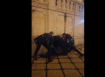 Turistas filmam detenção em Lisboa e acusam PSP de racismo | VÍDEO