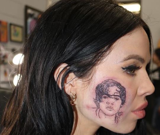 Cantora tatuou Harry Styles na cara para ser convidada para um dueto | Vídeo