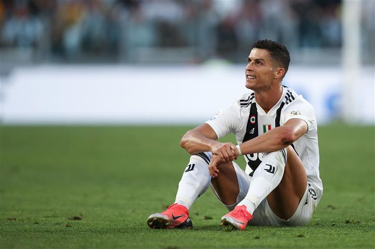 Remate de Ronaldo partiu os óculos a adepta, mas o jogador não ficou indiferente