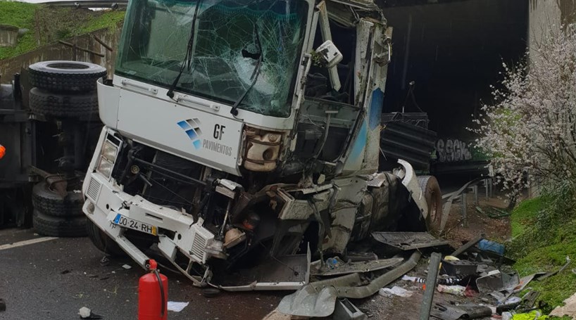 Condutor de camião morre após despiste na A5