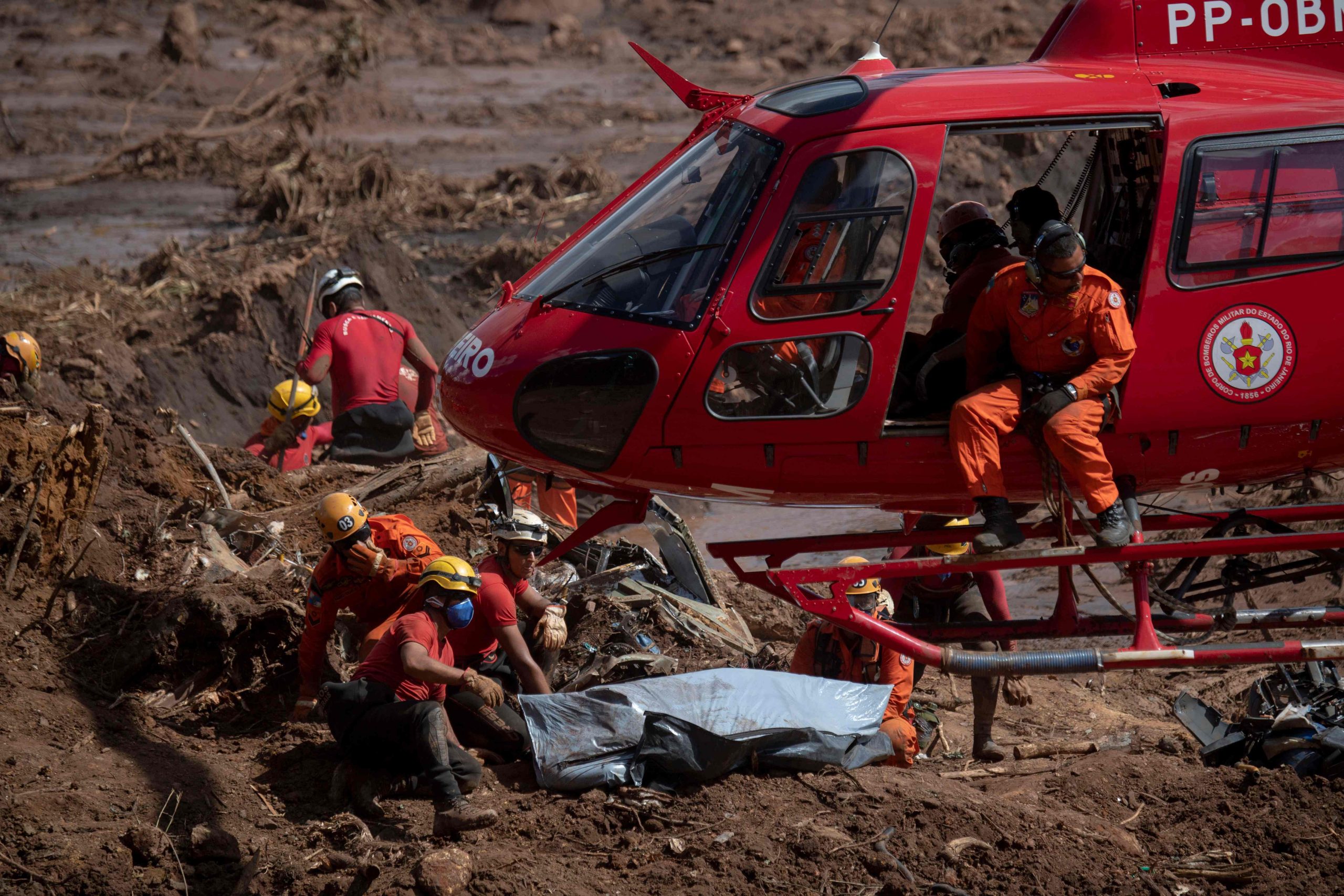 As imagens das operações de resgate na barragem em Minas Gerais | FOTOGALERIA