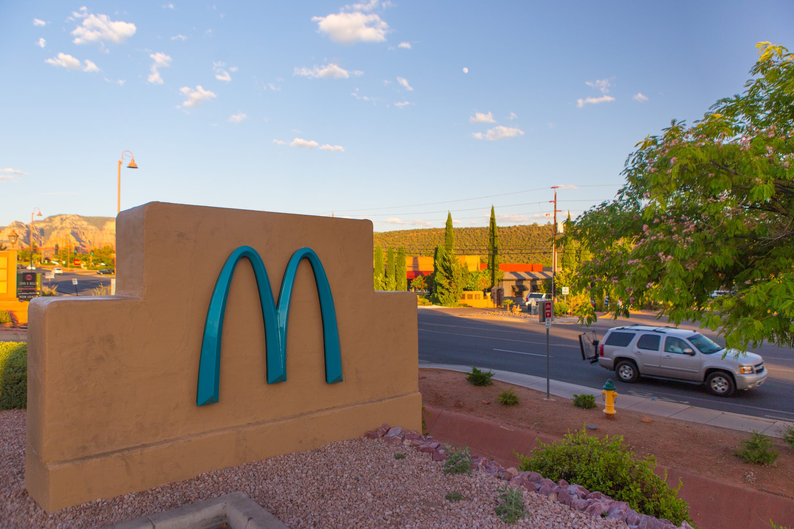 Cliente agride funcionária do McDonald’s por causa de uma palhinha | VÍDEO