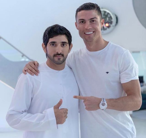 Foto de Ronaldo com príncipe do Dubai teve direito a chamada de capa na imprensa internacional