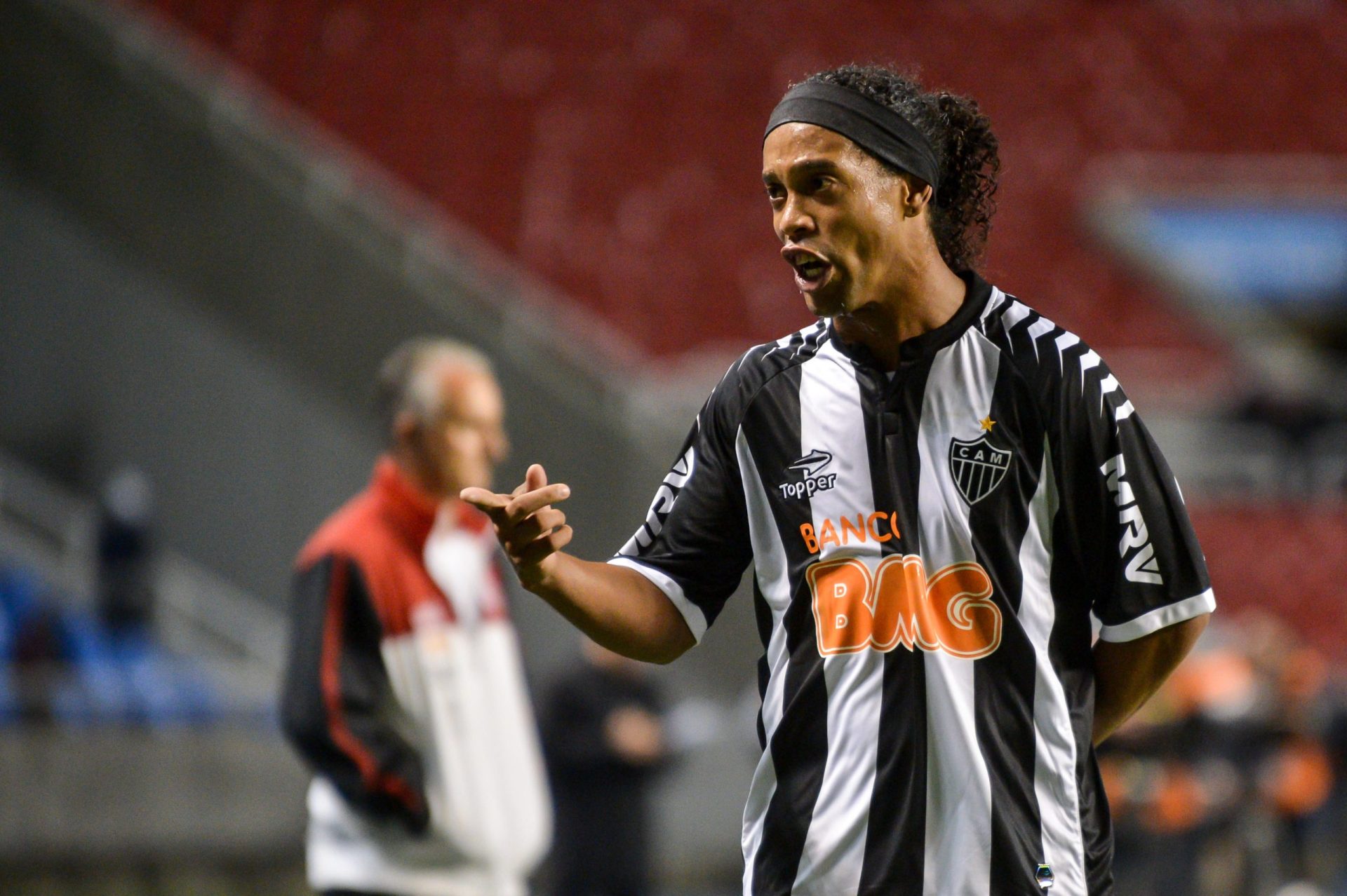 Ronaldinho Gaúcho proibido de sair do Brasil
