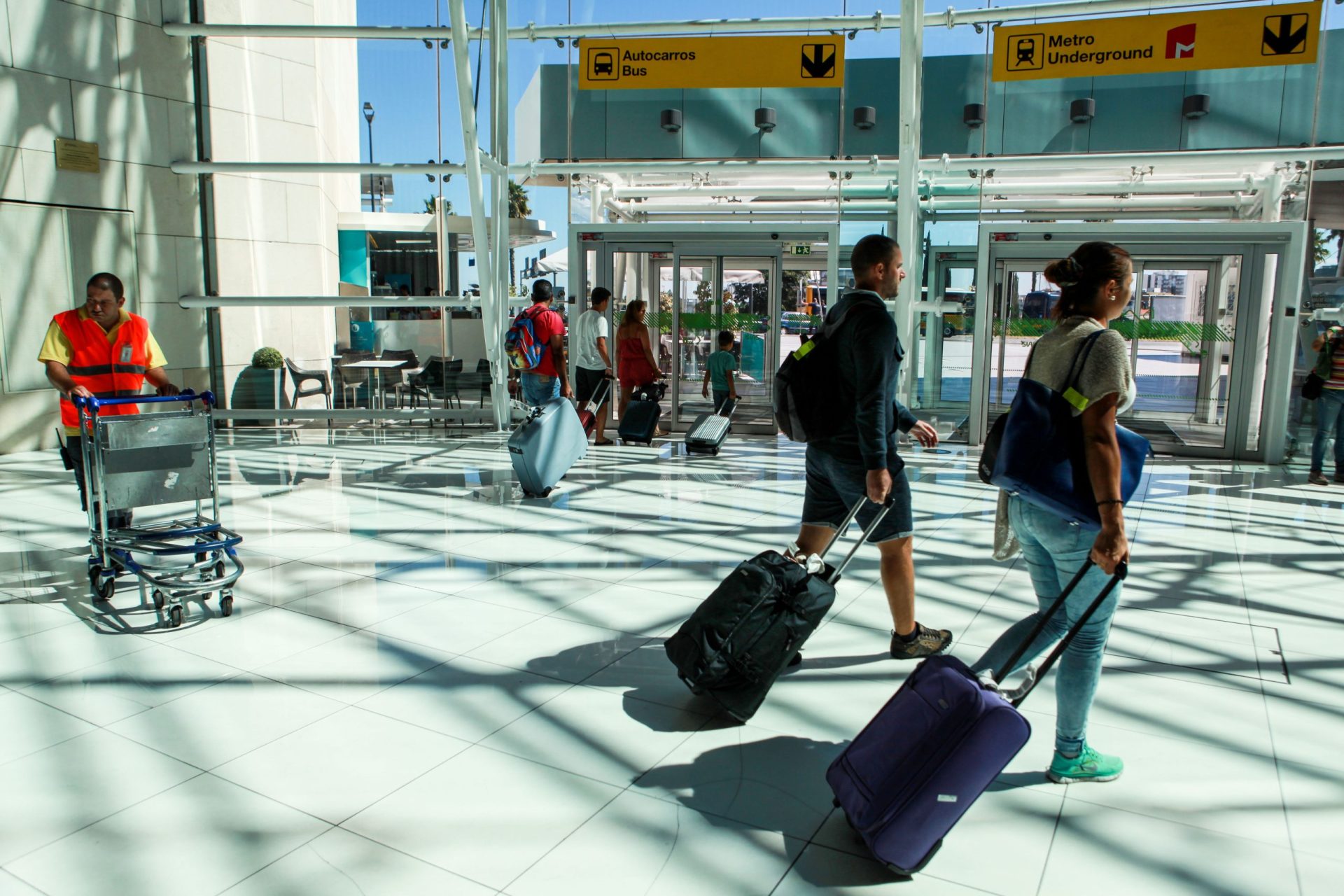 Funcionários de limpeza furtaram bolsa com sete mil euros a passageiro no aeroporto de Lisboa