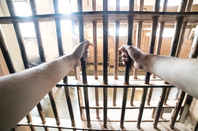 Prisão preventiva para mulher que baleou o marido em Porto de Mós
