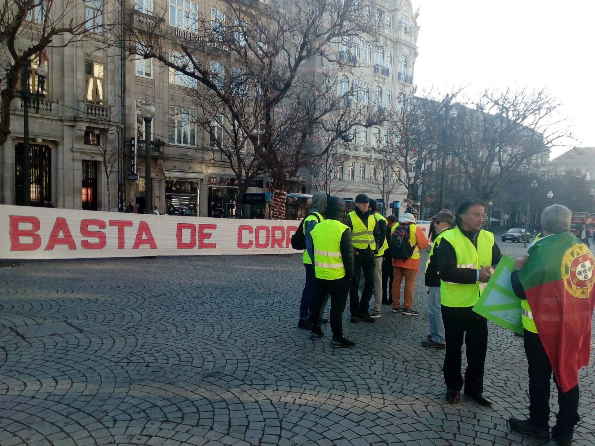Número de protestantes dos Coletes Amarelos sobe para meia centena no Porto
