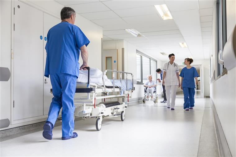 Governo anuncia que hospitais vão contratar 450 enfermeiros