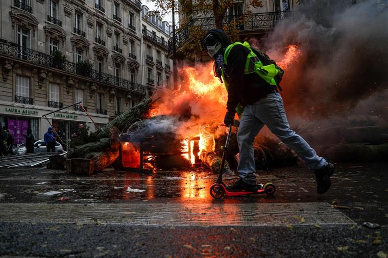 Paris. Novos protestos dos &#8216;coletes amarelos&#8217;, novos momentos de tensão
