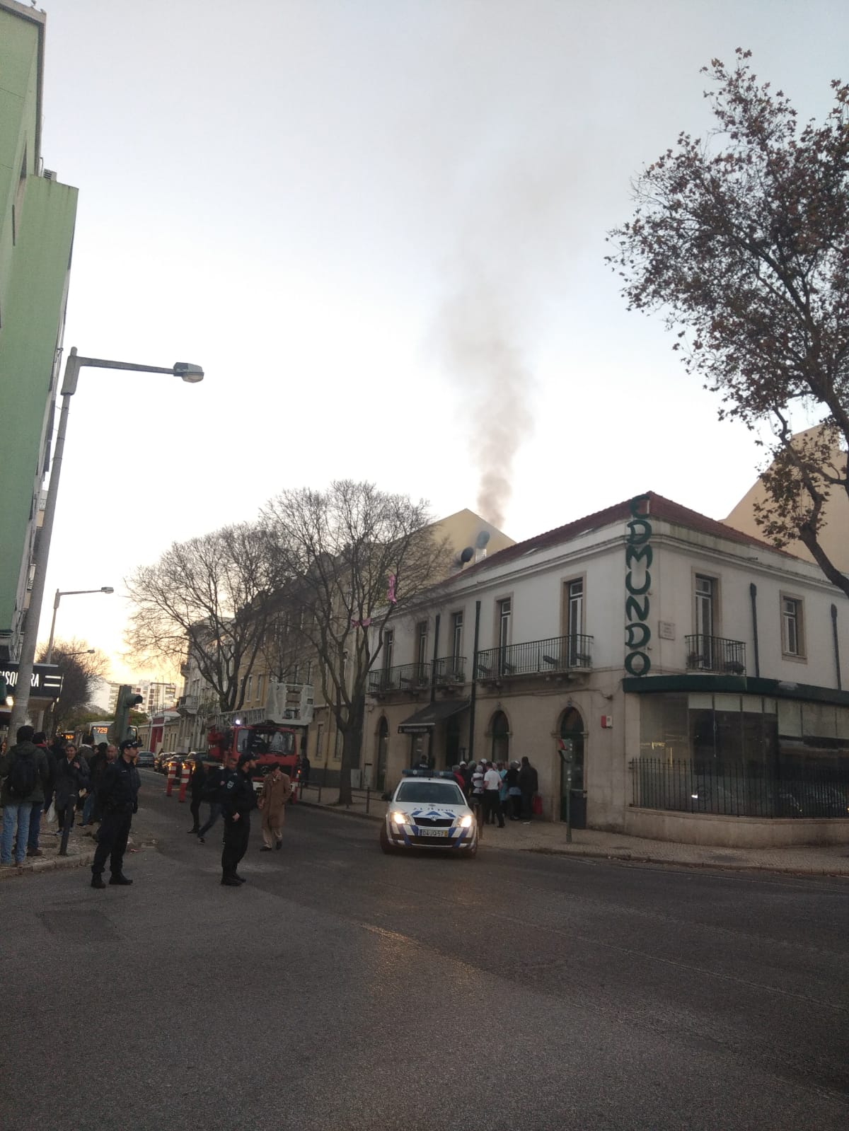 Bombeiros combatem incêndio em restaurante em Benfica