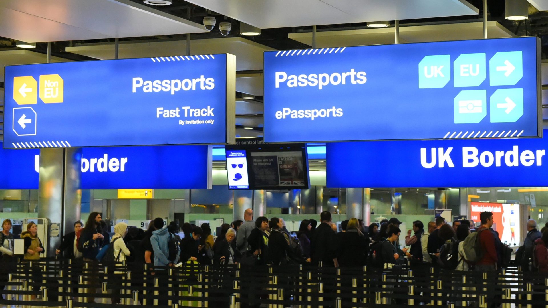 Partidas suspensas no aeroporto de Heathrow em Londres devido a drone