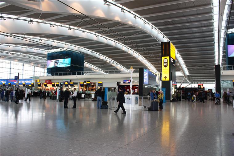 Aeroporto de Heathrow já retomou voos após avistamento de drone