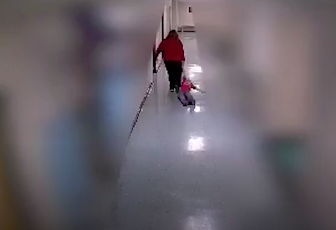 Criança com autismo arrastada pelo corredor da escola pelas mãos da professora | VÍDEO
