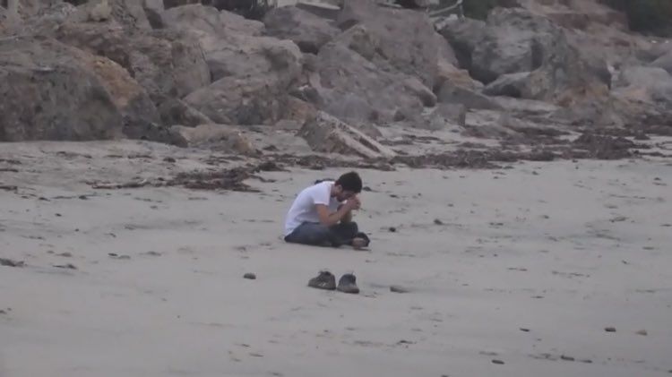 Ex-noivo de Demi Lovato é filmado a chorar na praia onde pediu a cantora em casamento