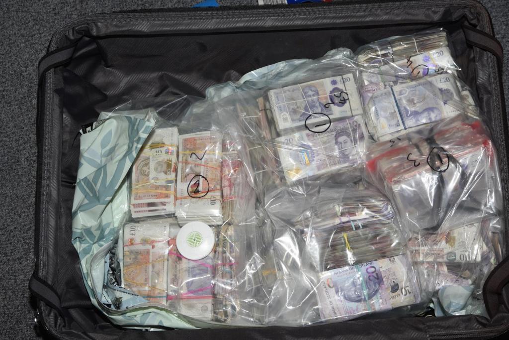 Foi detida com mais de dois milhões de euros na bagagem quando tentava viajar de Londres para o Dubai