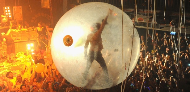 Banda The Flaming Lips organiza concerto dentro de bolhas insufláveis gigantes