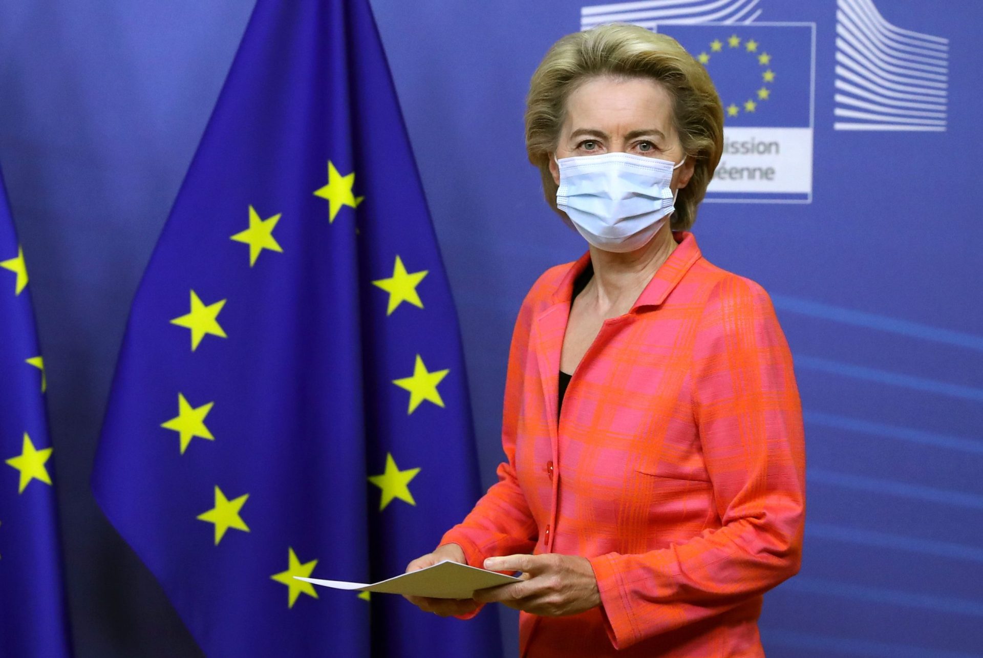 Ursula von der Leyen abandona Conselho Europeu após contacto com infetado