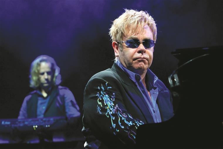 Elton John e ex-mulher chegam a acordo em tribunal depois de cantor quebrar contrato