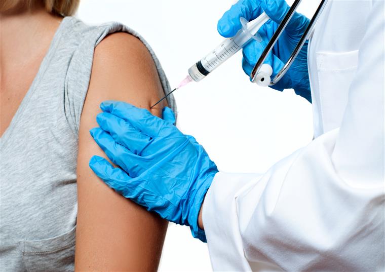 Agência Europeia de Medicamentos aponta chegada das vacinas contra covid-19 para a primavera