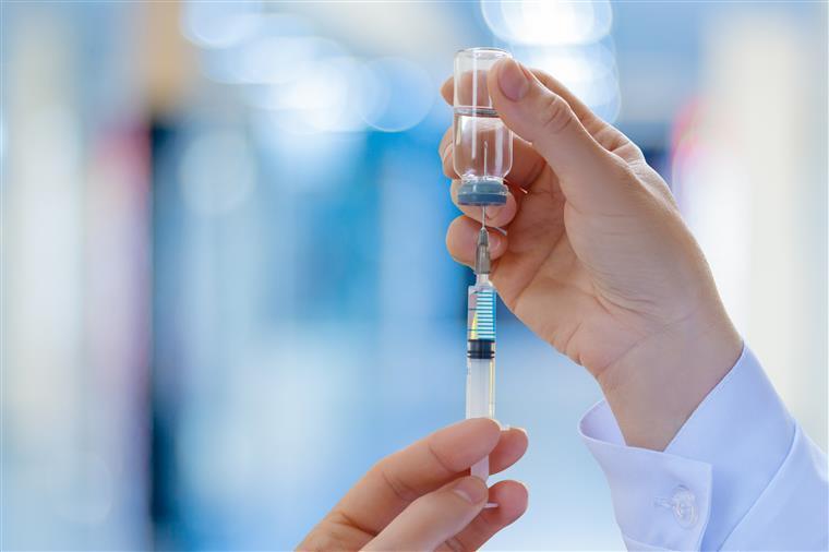 Agência Europeia de Medicamentos começa avaliação da vacina de Oxford