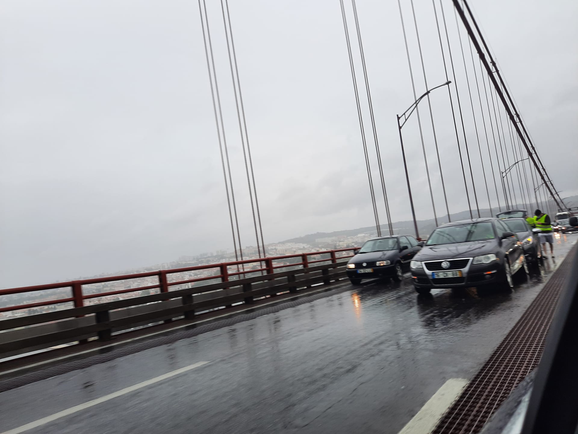 Acidentes condicionam trânsito na Ponte 25 de Abril em ambos sentidos