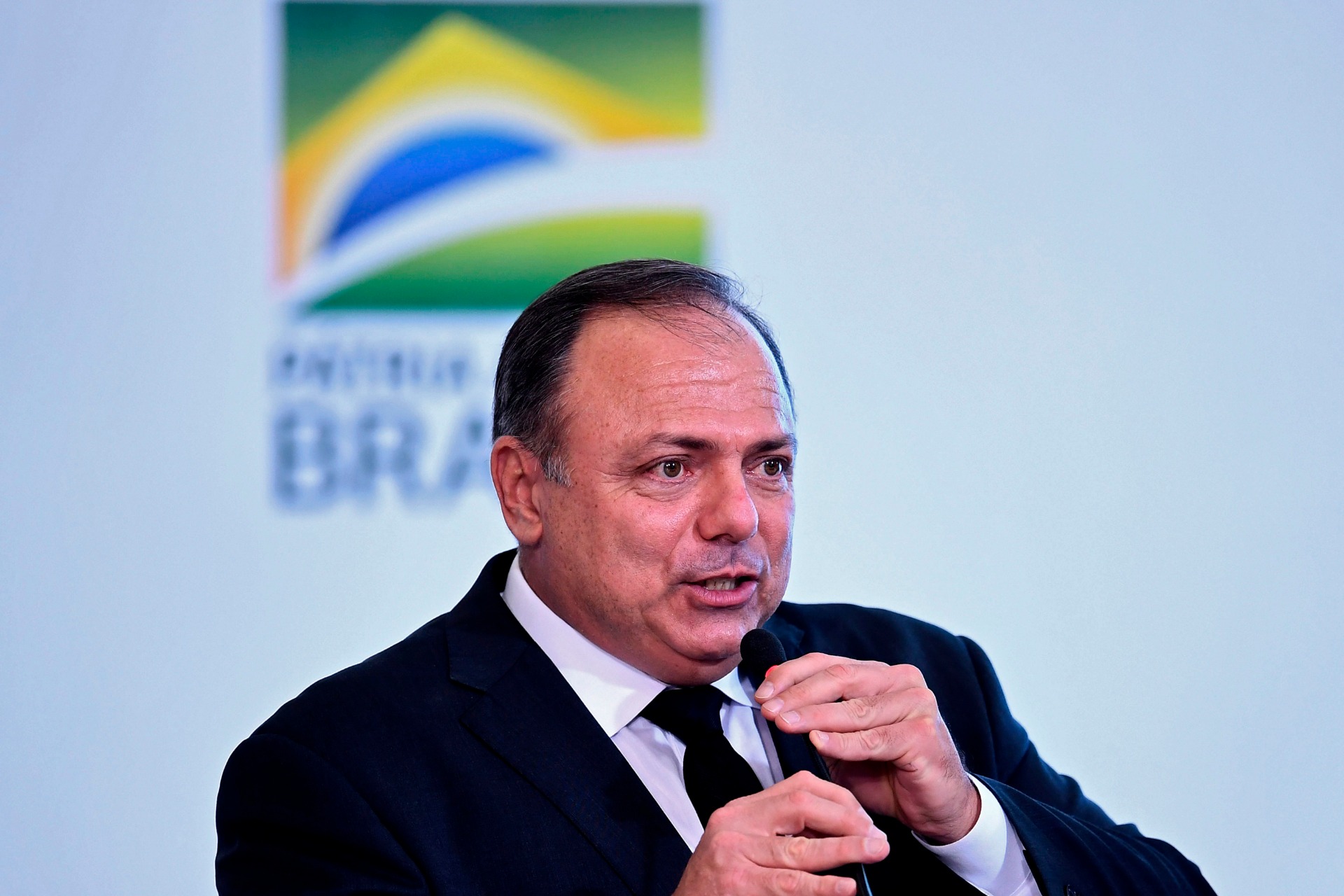 Ministro da Saúde brasileiro está infetado com covid-19
