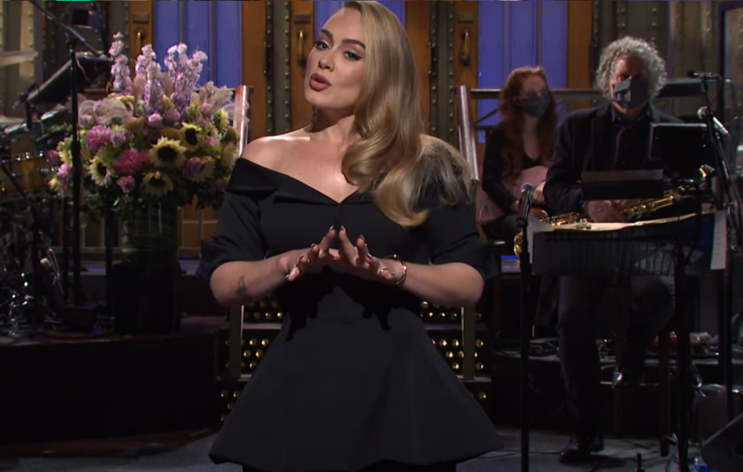 Adele regressa à televisão e brinca com perda de peso | VIDEO